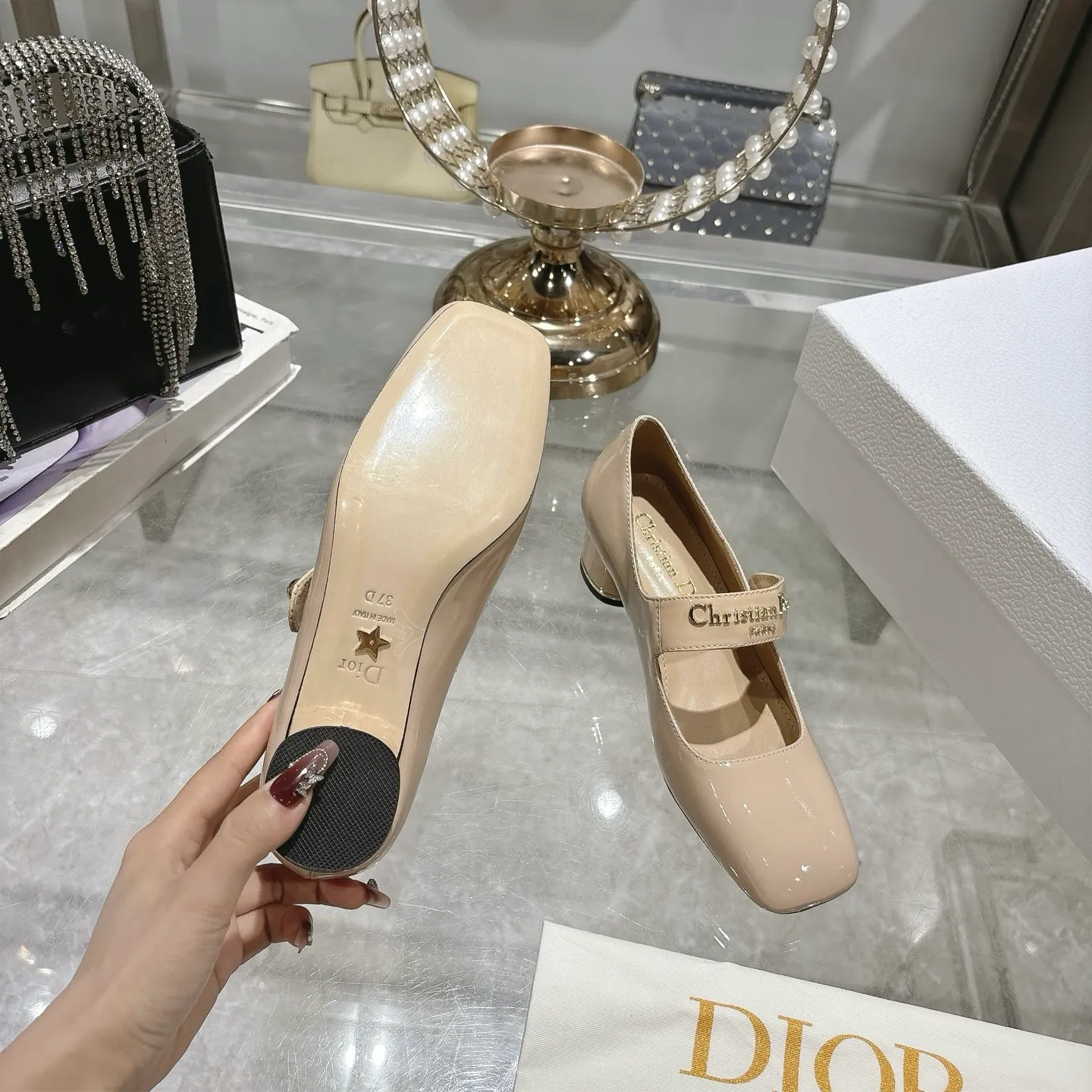 💕💕Factory direct selling price p560💕💕 💕25ss early spring new Dior Dior D-My hardware letter square toe high heels 👠This My Dior high heels are a new product in the 2025 spring and summer ready-to-wear series, showing exquisite elegance. Carefully crafted from cow leather, it is embellished with gold buckles and a metallic Christian Dior Paris logo, making it highly recognizable and highlighting Dior's extraordinary craftsmanship. Graphic style heels complement each other, making the fashionable design more elegant. Upper: cow patent leather. Inner foot pad: sheepskin. Sole: Italian genuine leather outsole. Heel height: 4cm 7.5cm. Size: 35-39 (34.40.41. Customized items are non-refundable)